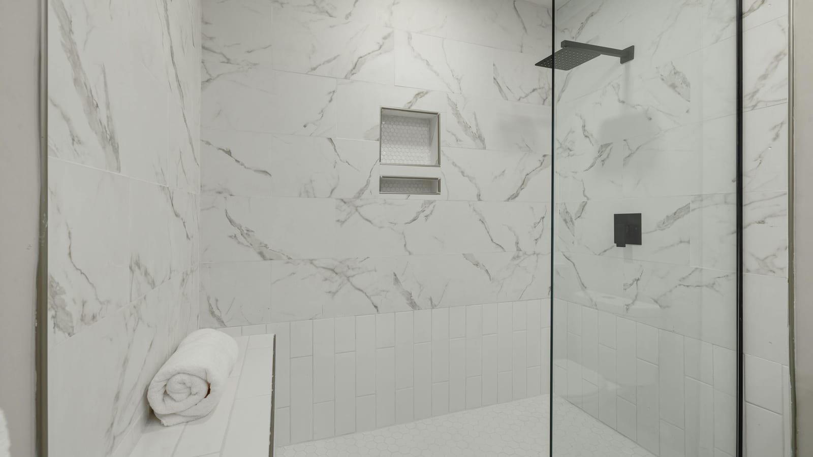Douche italienne moderne avec siège et paroi vitrée — Seniors Plus Hérault