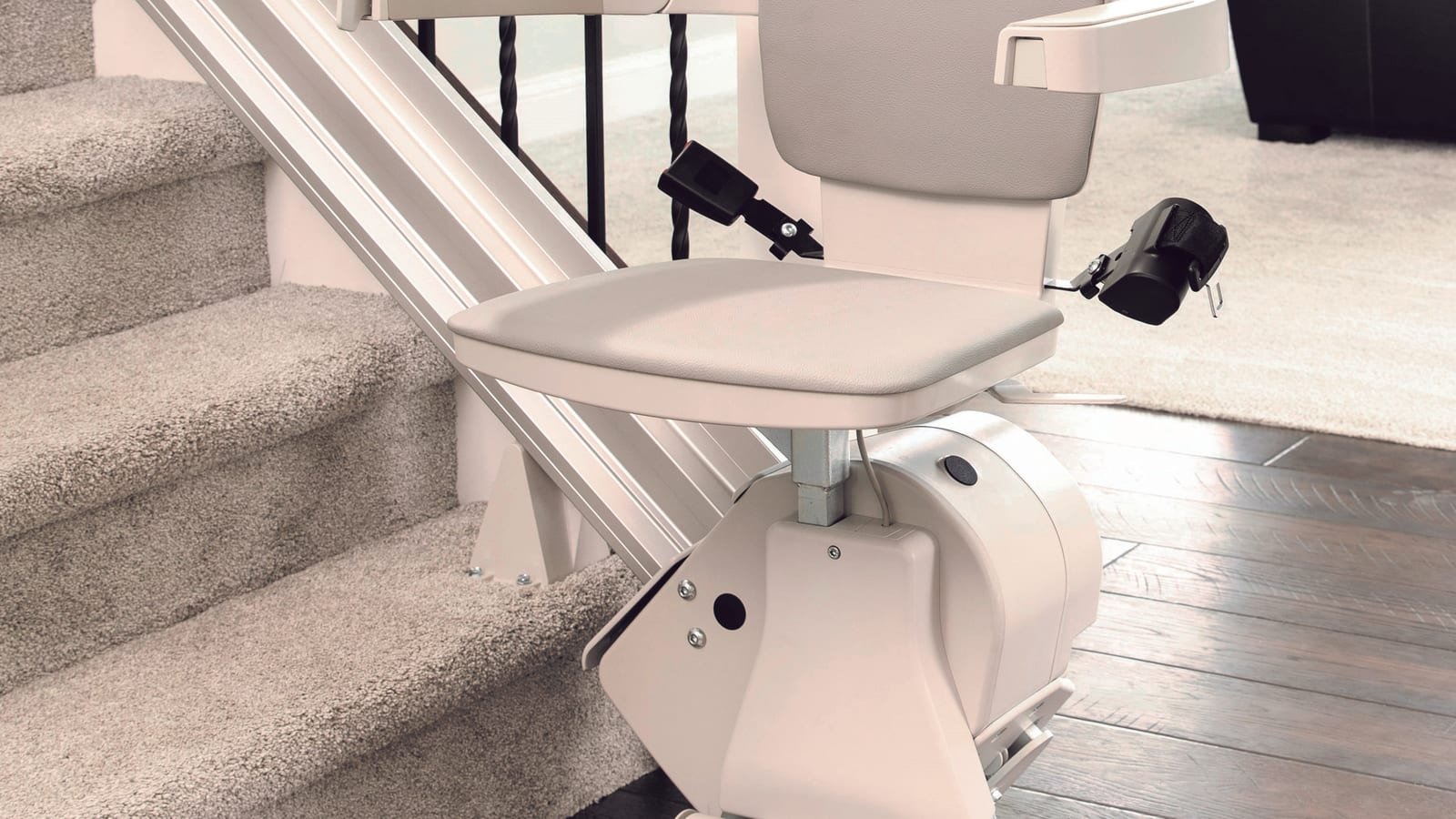 Monte-escalier installé dans un intérieur résidentiel — Seniors Plus Hérault